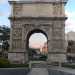 La traversata del giovane comincia dall'arco di Traiano, monumento fatto erigere nel centro di Benevento dall'omonimo imperatore per celebrare l'apertura della variante